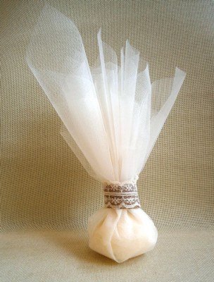 mpomponiera-gamou-touli-dantela-linatsa