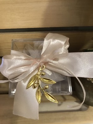 mpomponiera-plexiglass-metalliki-elia