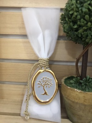 mpomponiera-touli-dentro-zois-xruso